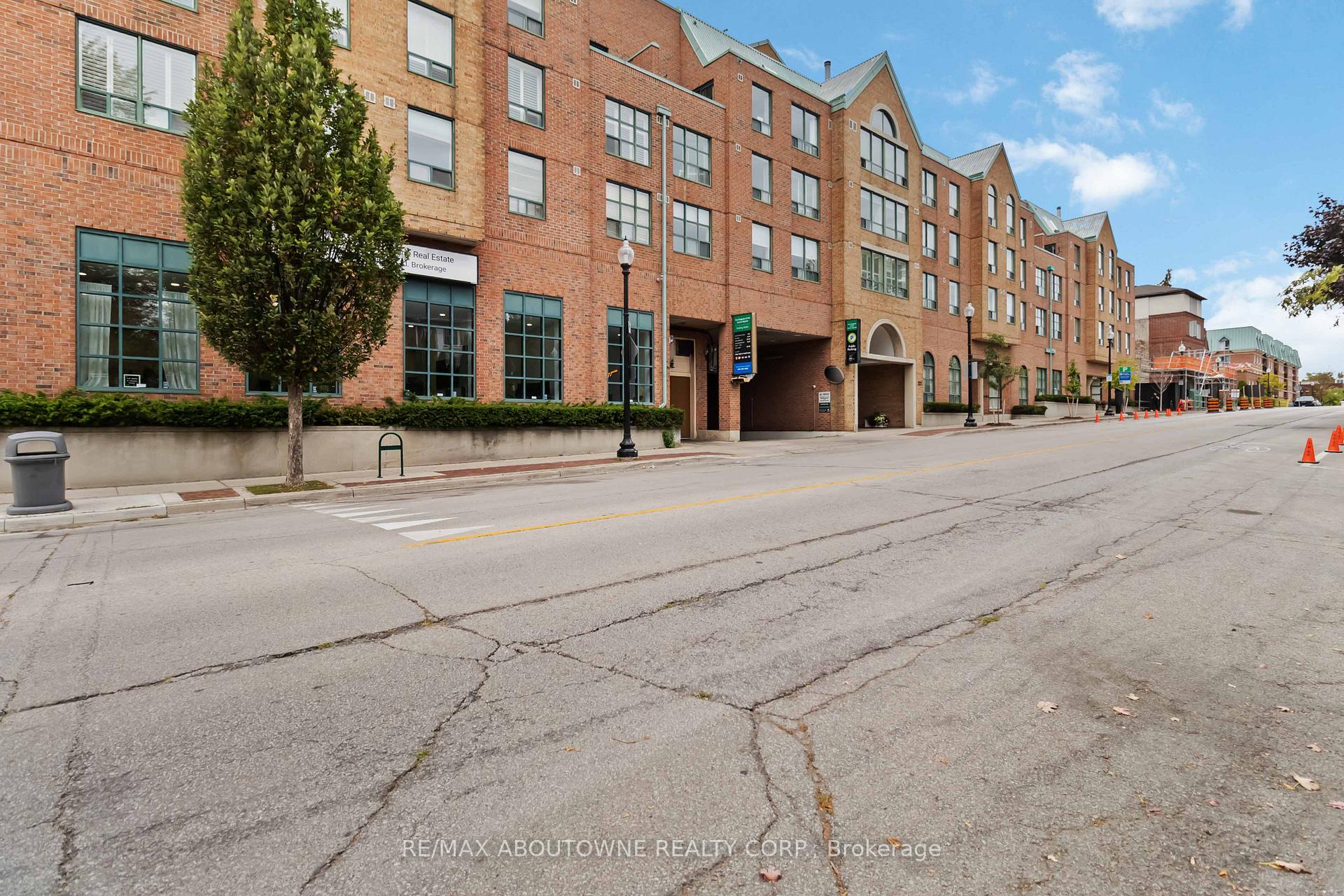 #403 221 Robinson Street, Oakville, Ontario